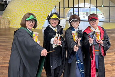 ���Ɍ����q�e�j�X�A����e�r